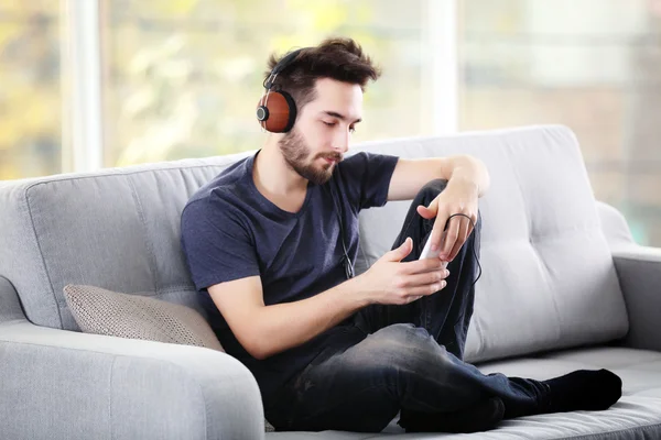 Man luistert muziek met hoofdtelefoon — Stockfoto