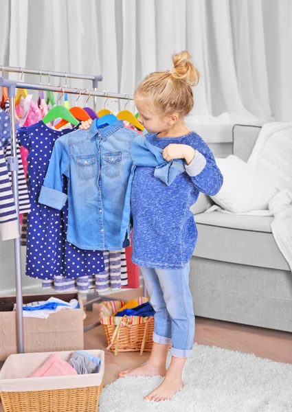 Menina tentando na t-shirt — Fotografia de Stock