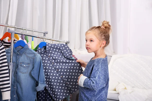 Liten flicka försöker på klänning — Stockfoto