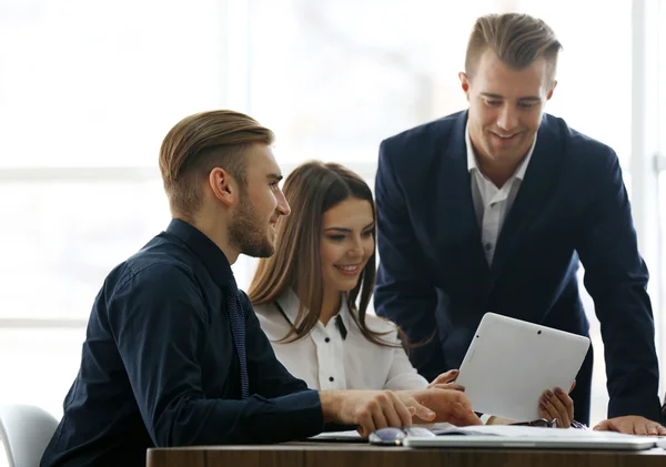 Människor diskutera nya affärsprojekt — Stockfoto