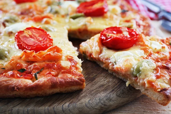 Deliciosa pizza sabrosa con rebanada cortada — Foto de Stock