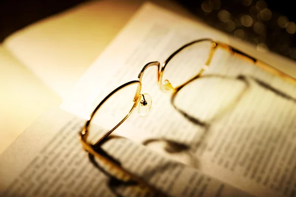 Otevřenou knihu a brýle — Stock fotografie