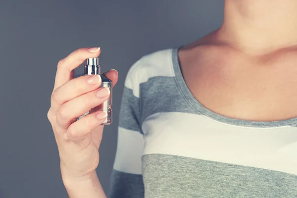 Woman applying perfume — Stock Photo, Image