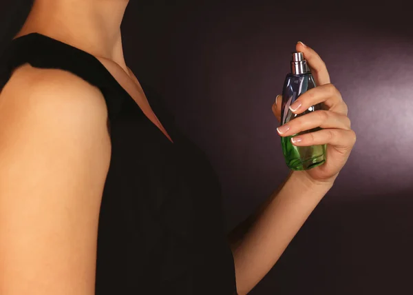 Kvinna som applicerar parfym — Stockfoto