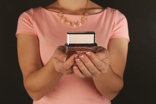 Woman holding bottle perfume — Stock Photo, Image