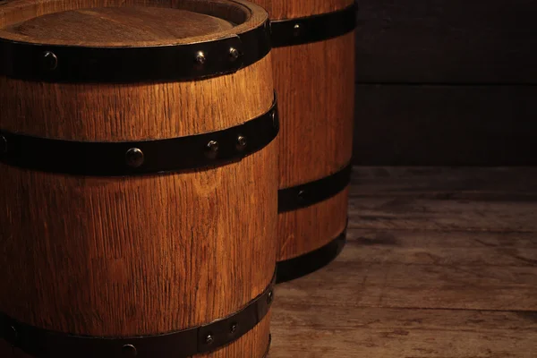Zwei alte Holzweinfässer — Stockfoto