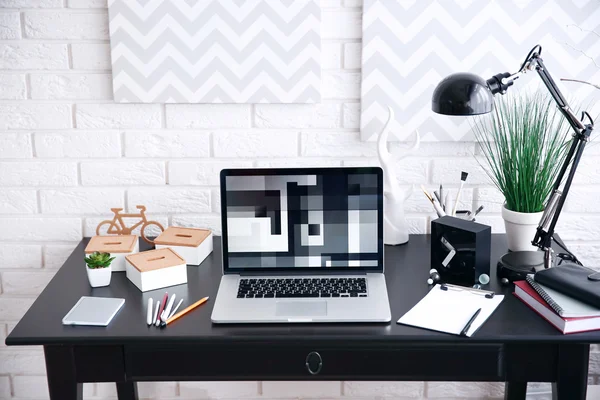 Arbeitsplatz mit Laptop auf dem Tisch — Stockfoto