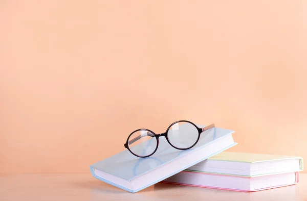 Stapel Bücher und Brillen — Stockfoto