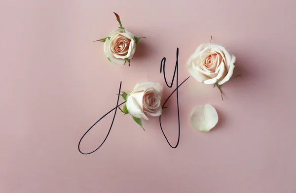 Inscriptie vreugde met beige rozen — Stockfoto