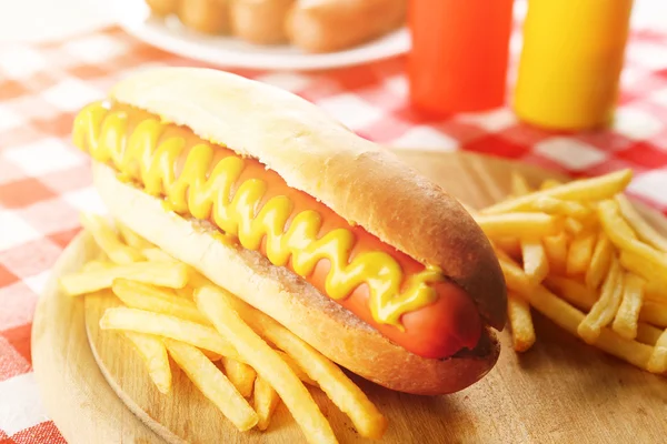 Hot dog ze smażonymi ziemniakami — Zdjęcie stockowe