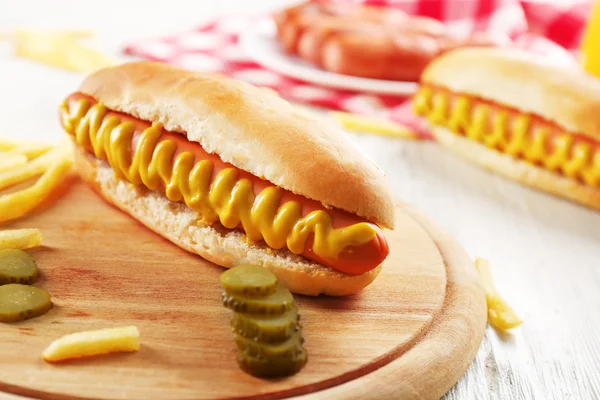 Hot dog με τηγανητές πατάτες και αγγούρι — Φωτογραφία Αρχείου