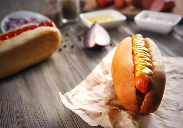 Cachorro quente em papel artesanal — Fotografia de Stock