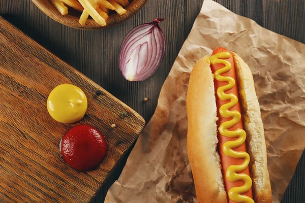 Hot dog με τηγανητές πατάτες — Φωτογραφία Αρχείου