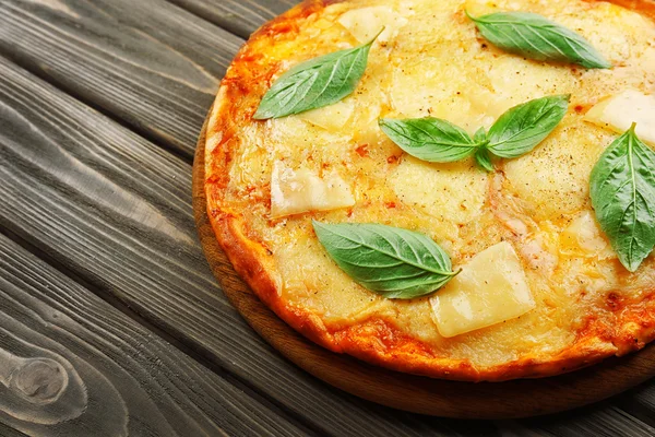Gustosa pizza decorata con basilico — Foto Stock