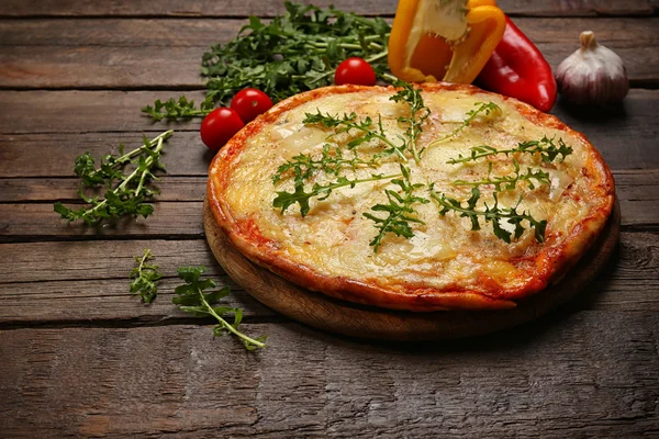 Pizza saborosa decorada com ervas e legumes — Fotografia de Stock