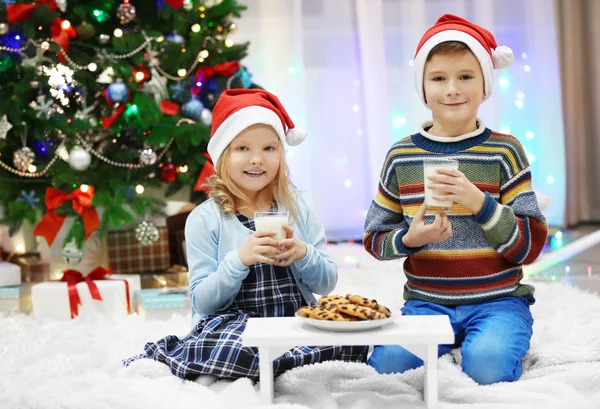 Crianças felizes têm refeição no Natal — Fotografia de Stock