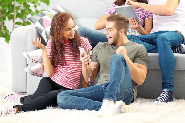 Dos parejas adolescentes escuchando música —  Fotos de Stock