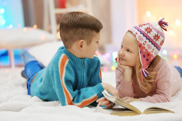 Lindos niños leen libro en el suelo — Foto de Stock