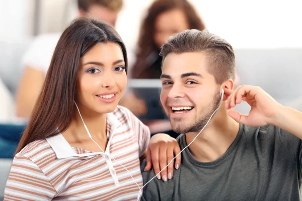 Teenager couple listening to music — Stock Photo, Image