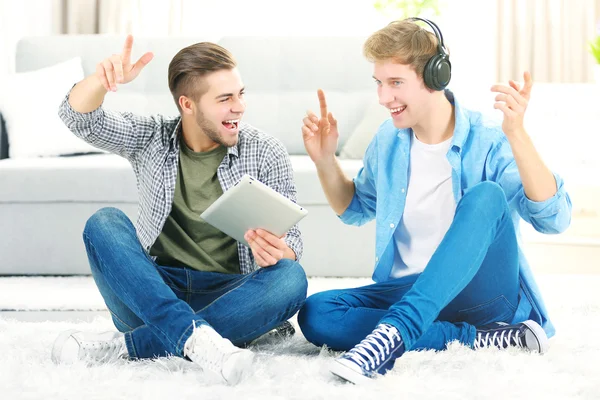 Twee tiener jongens luisteren naar muziek — Stockfoto
