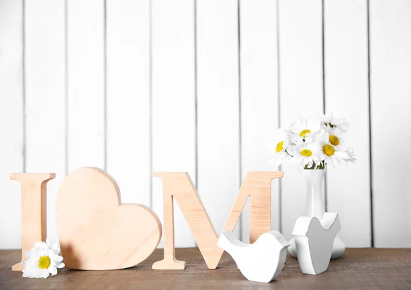 Inscripción de letras de madera con corazón y flores — Foto de Stock