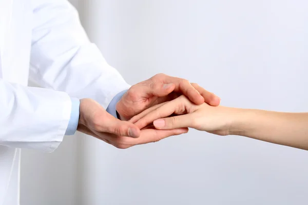 Médico sosteniendo manos pacientes — Foto de Stock