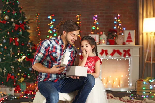 Hermano y hermana pequeña en el sombrero de Santa — Foto de Stock