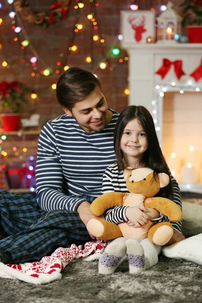 Hermano con hermanita en la habitación — Foto de Stock