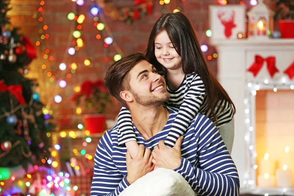 Frère avec petite sœur embrassant — Photo