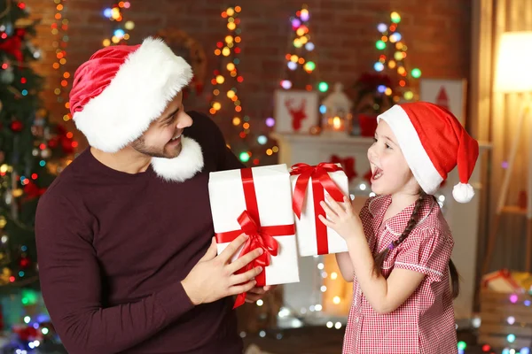 Bror och lilla syster i Santa hatt — Stockfoto