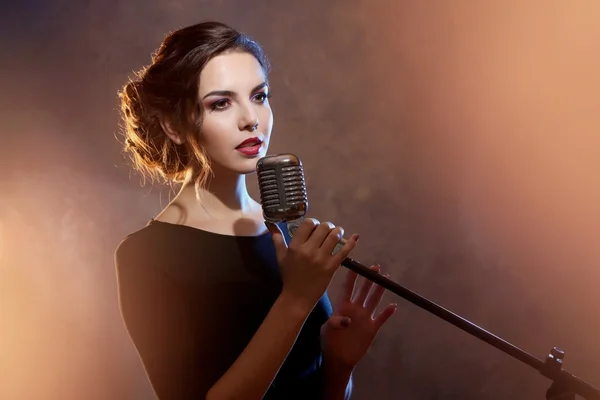 Beautiful woman singing — Stock Photo, Image