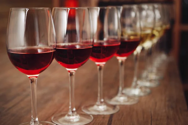 Много бокалов разных вин — стоковое фото