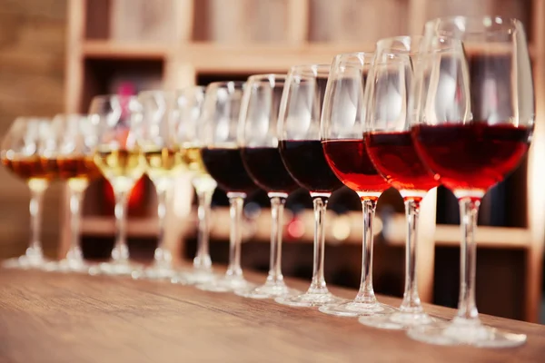 Many glasses of different wine — Stock Photo, Image