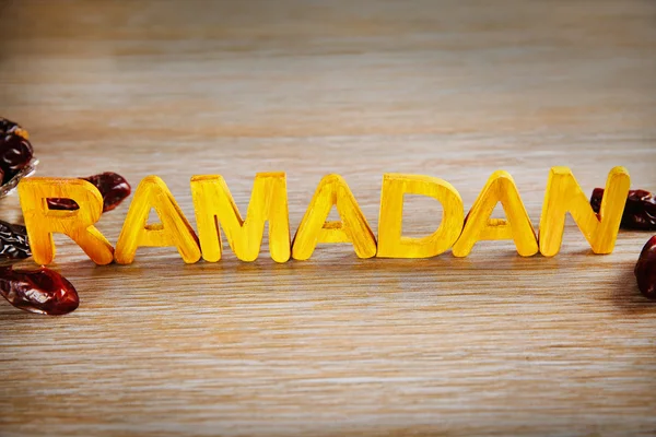 Ramadã palavra com letras de madeira — Fotografia de Stock