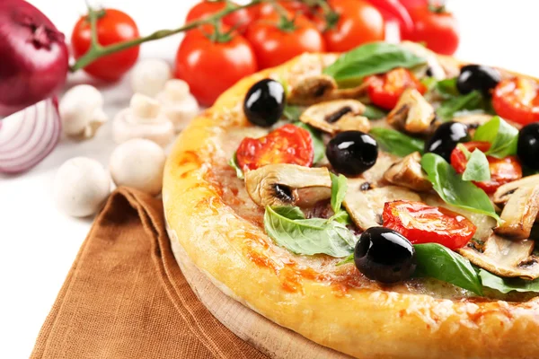 야채와 함께 맛 있는 맛 있는 피자 — 스톡 사진