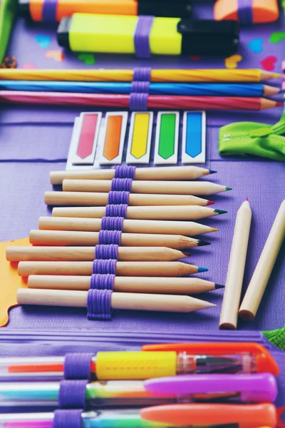 Étui à crayons avec diverses papeterie — Photo