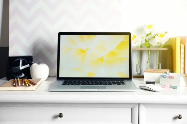 Local de trabalho com mesa e laptop — Fotografia de Stock