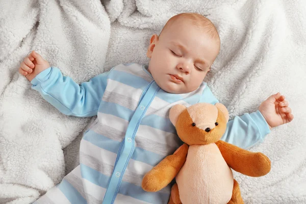 Adorable bebé con osos de peluche — Foto de Stock