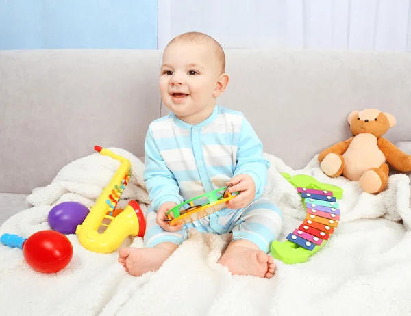 Schattig baby met speelgoed — Stockfoto