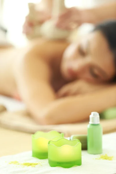 Relaxační masáž s bylinné kuličky — Stock fotografie