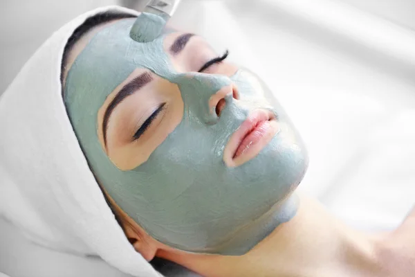 Giovane donna con maschera nutriente viso — Foto Stock