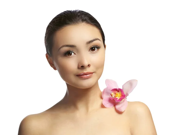Hermosa mujer con flor de orquídea — Foto de Stock