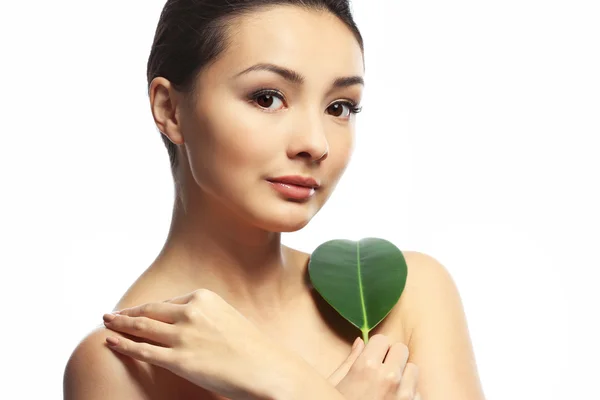 Mulher com folha verde — Fotografia de Stock