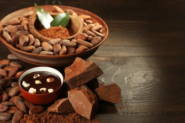 Cosecha aromática de cacao con sabroso chocolate —  Fotos de Stock