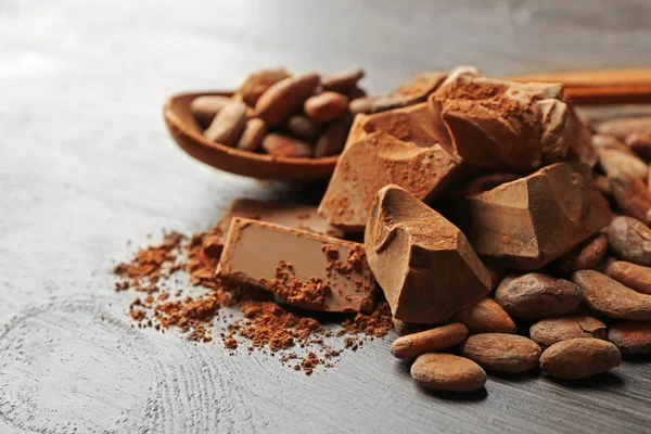 Cuillère avec cacao aromatique et chocolat — Photo