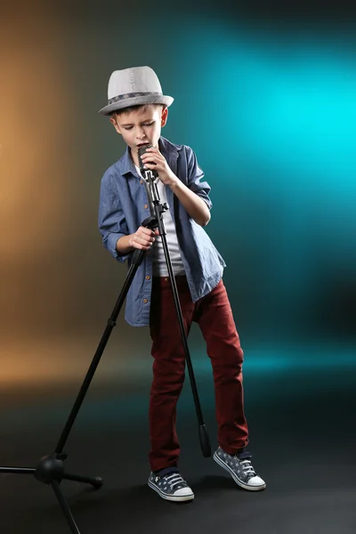 Niño cantando con micrófono — Foto de Stock
