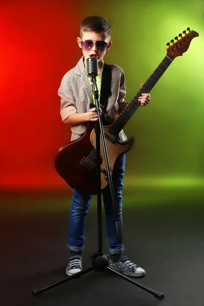 Niño tocando guitarra — Foto de Stock