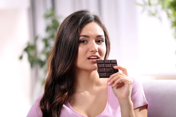 Junge Brünette mit Schokolade — Stockfoto