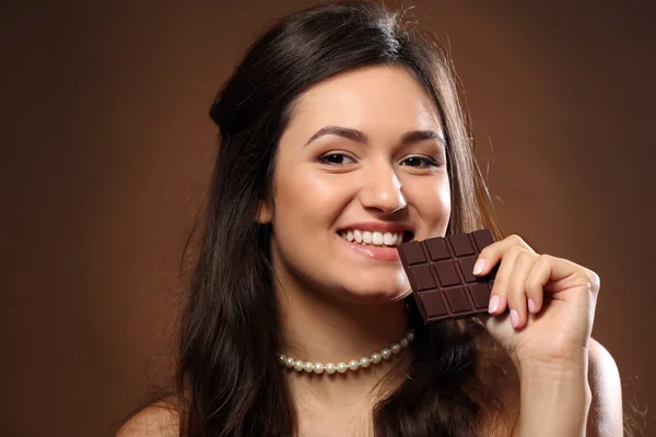 Attraktiv ung kvinna med choklad — Stockfoto