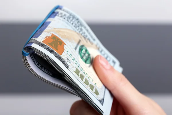 Hand holds money — Stock Photo, Image